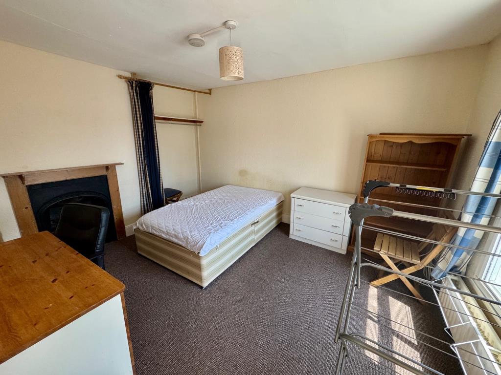 Lot: 79 - PERIOD CITY COMMERCIAL AND RESIDENTIAL FREEHOLD INVESTMENT - Flat 12b - bedroom 2